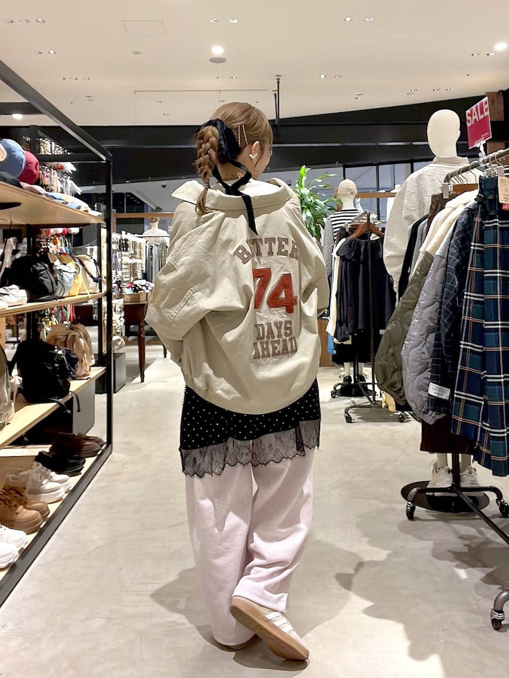 ピンク系のスウェットパンツ、ホワイト系のTシャツ/カットソー、グレー系のチュニックを着用したレディースの冬コーディネートの4枚目の写真