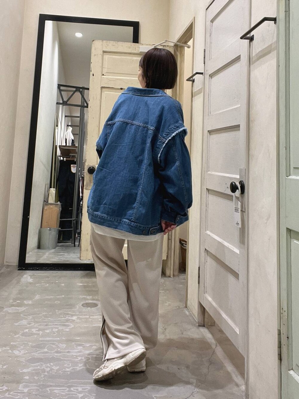 「着痩せ・細見え、体型カバー、ナチュラル、ママコーデ、春コーデ、カジュアル、niko and ...、Over40スタッフ、シャツ、デニムジャケット、スポーティ、レイヤードスタイル」｜「niko and...の[MODE NORM CORE]メッシュフリンジビスチェ（その他トップス、ブルー系）」を使った、みきてぃ24さん（骨格ウェーブ・レディース・158cm）の春コーディネートの4枚目の写真