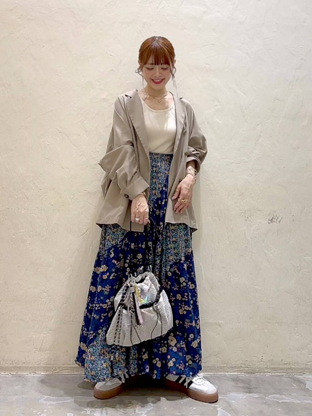 「着痩せ・細見え、体型カバー、ナチュラル、ママコーデ、秋コーデ、冬コーデ、カジュアル、niko and ...、淡色コーデ、Over40スタッフ、大人カジュアル、ジャケット、スカート、シンプルコーデ、ショルダーバッグ」｜「niko and...の[MODE NORM CORE]エスカルゴマキシフラワースカート2（スカート、ブルー系）」を使った、みきてぃ24さん（骨格ウェーブ・レディース・158cm）の秋コーディネートの7枚目の写真