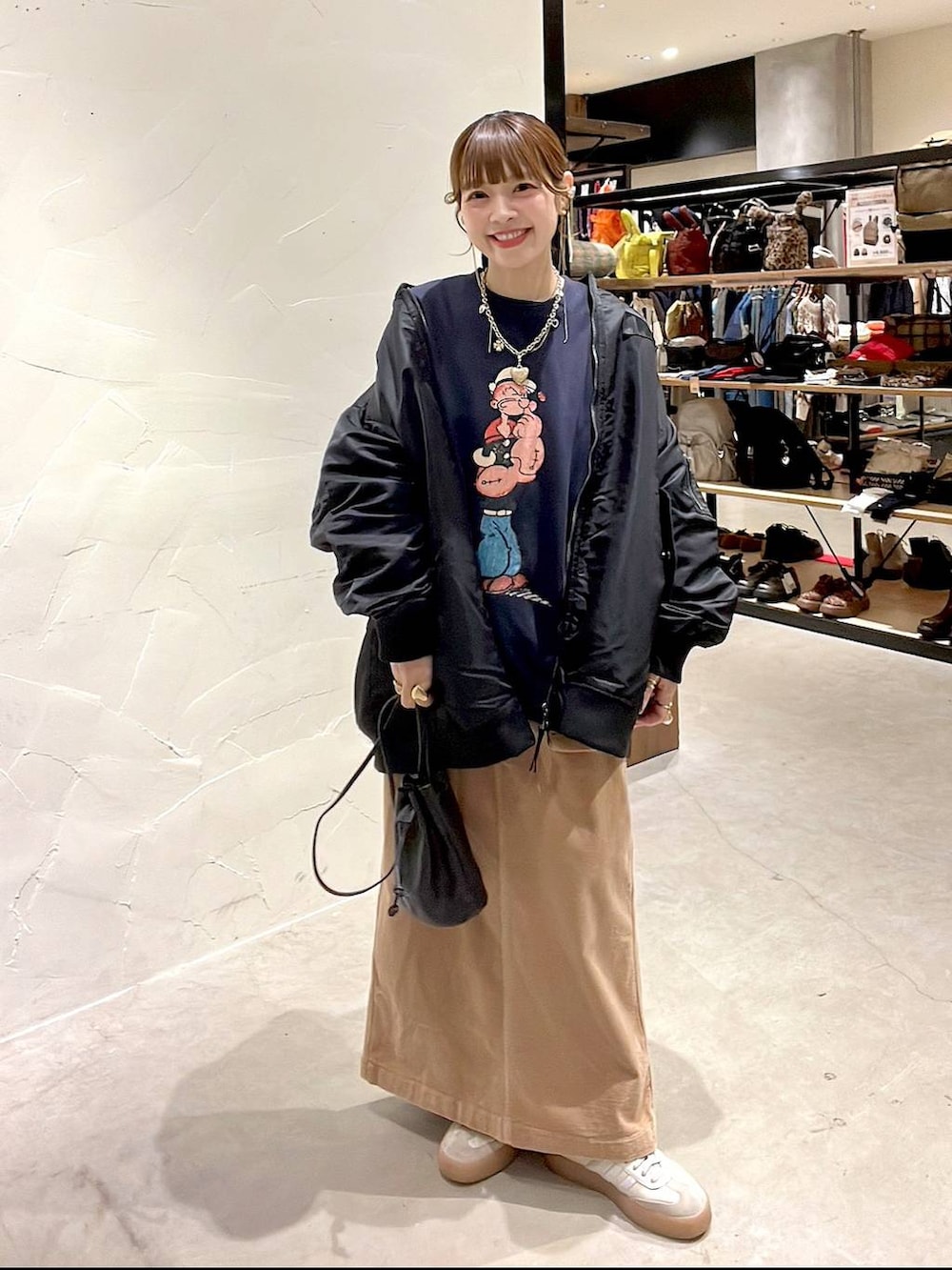 ブラック系のMA-1、イエロー系のスカート、ブルー系のスウェットを着用したレディースの冬コーディネートの7枚目の写真