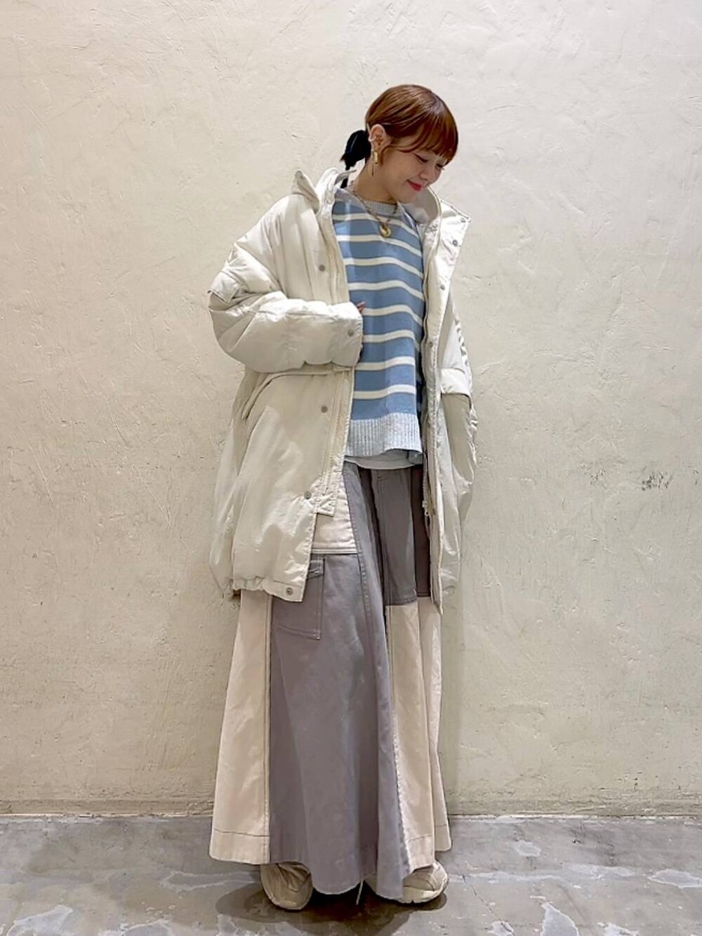 ホワイト系のTシャツ/カットソー、ベージュ系のブルゾン、ベージュ系のニット/セーターを着用したレディースの冬コーディネートの8枚目の写真