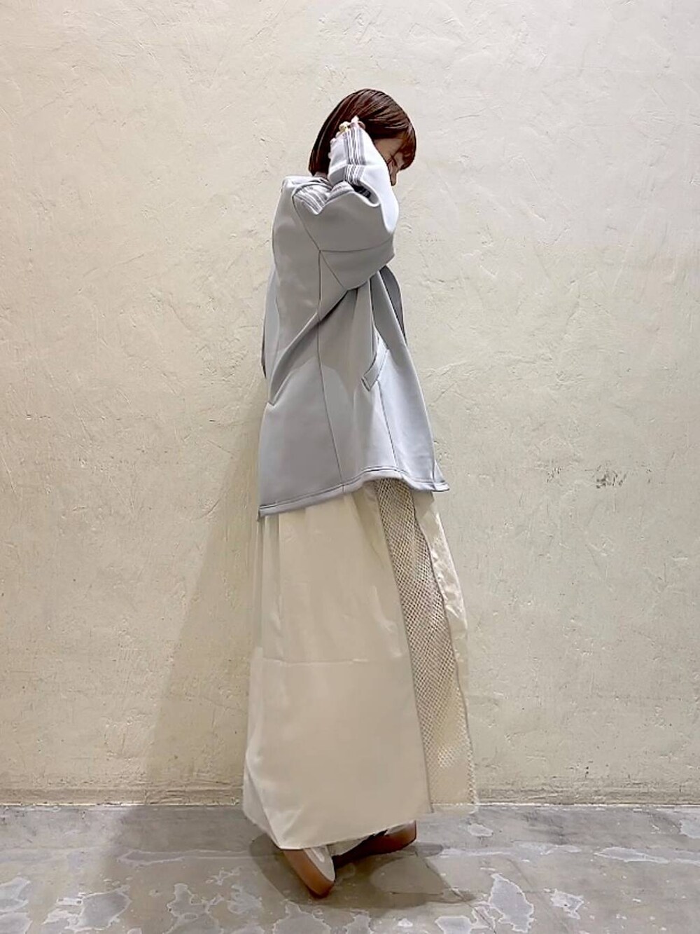 グレー系のテーラードジャケット、ベージュ系のその他パンツ、ベージュ系のワンピースを着用したレディースの夏コーディネートの3枚目の写真