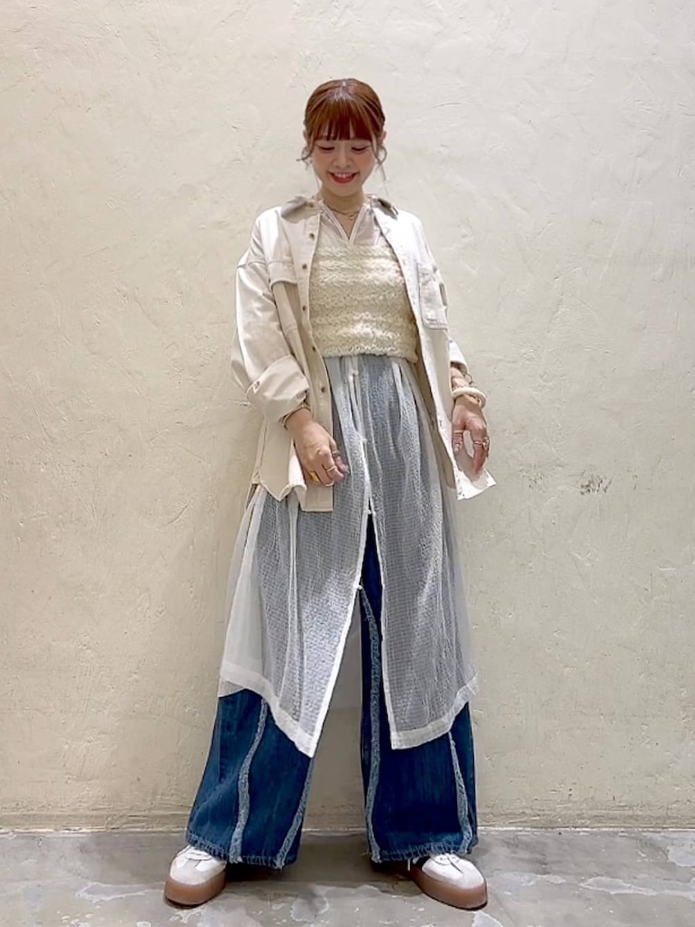 ホワイト系のシャツ/ブラウス、ホワイト系のワンピース、ベージュ系のベストを着用したレディースの秋コーディネートの2枚目の写真