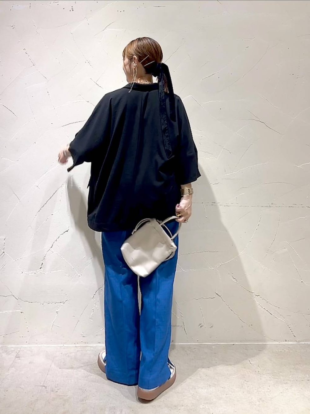 ホワイト系のシャツ/ブラウス、ブルー系のその他パンツ、ブラック系のテーラードジャケットを着用したレディースの春コーディネートの5枚目の写真