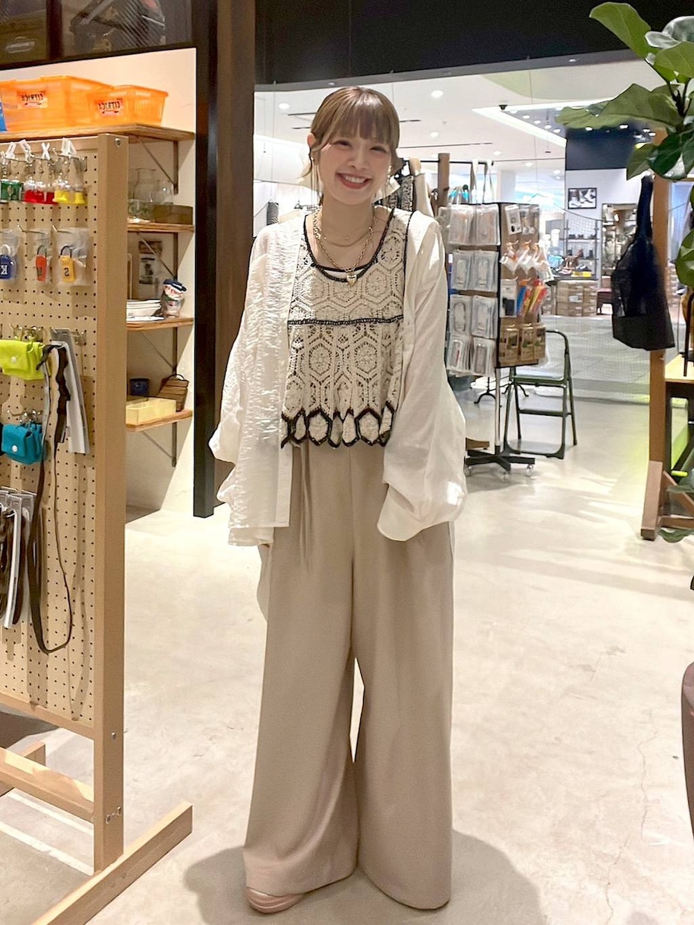 ホワイト系のシャツ/ブラウス、ベージュ系のキャミソール、ゴールド系のリングを着用したレディースの春コーディネートの3枚目の写真