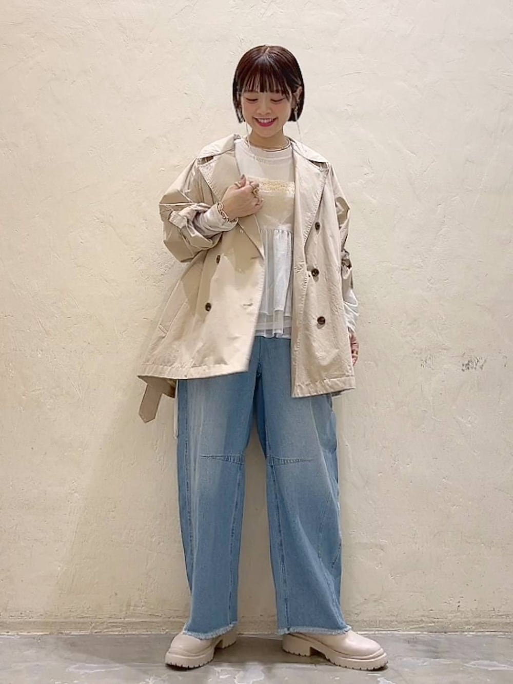 グレー系のキャミソール、ベージュ系のベスト、ベージュ系のブーツを着用したレディースの冬コーディネートの2枚目の写真