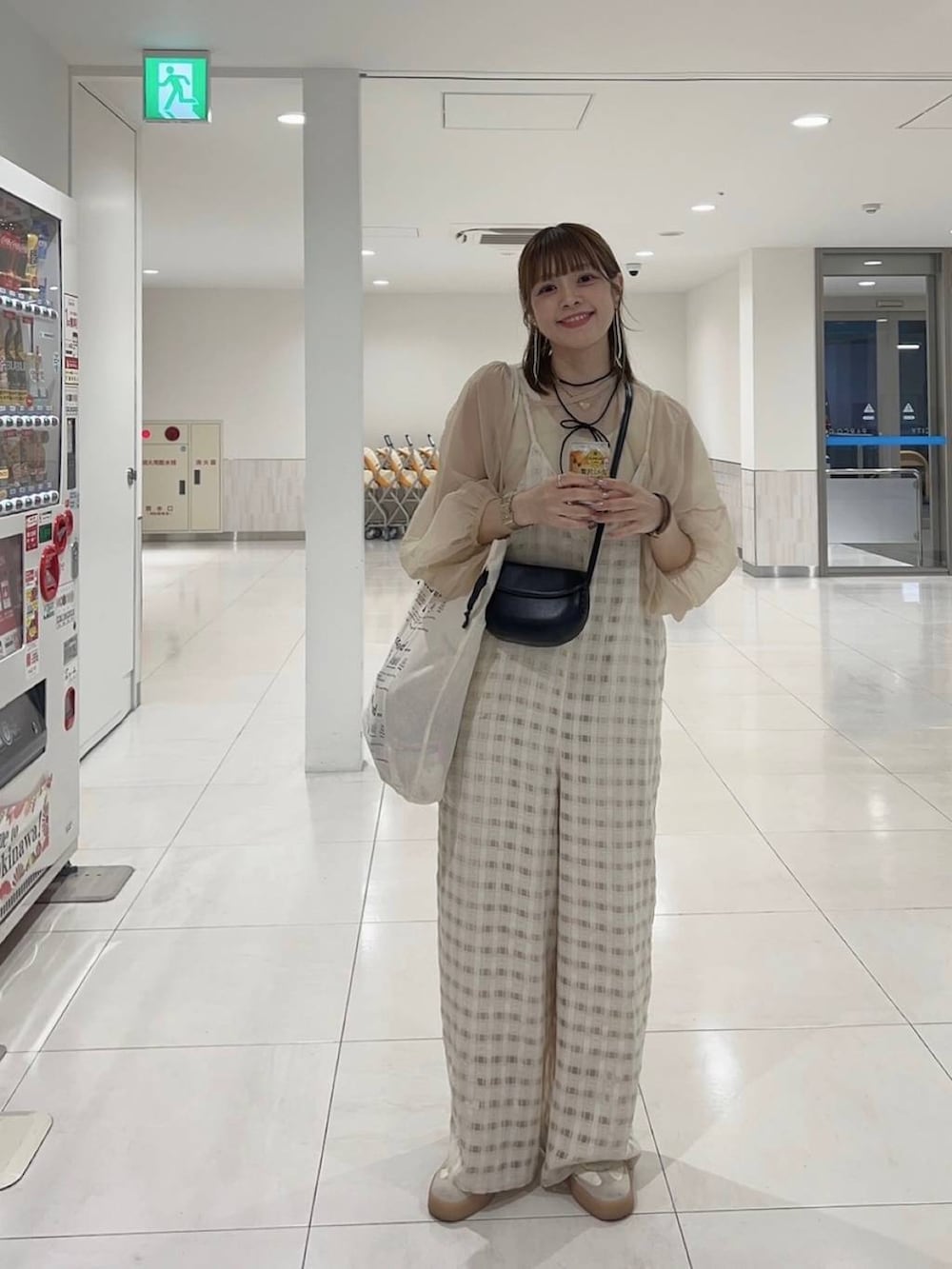 「着痩せ・細見え、体型カバー、ナチュラル、ママコーデ、春コーデ、夏コーデ、カジュアル、niko and ...、淡色コーデ、Over40スタッフ、大人カジュアル、サロペット、studio CLIP、ネックレス、生活雑貨」｜「studio CLIPのダブルフロントチェックキャミサロペット（サロペット/オーバーオール、ベージュ系）」を使った、みきてぃ24さん（レディース・158cm）の春コーディネートの3枚目の写真