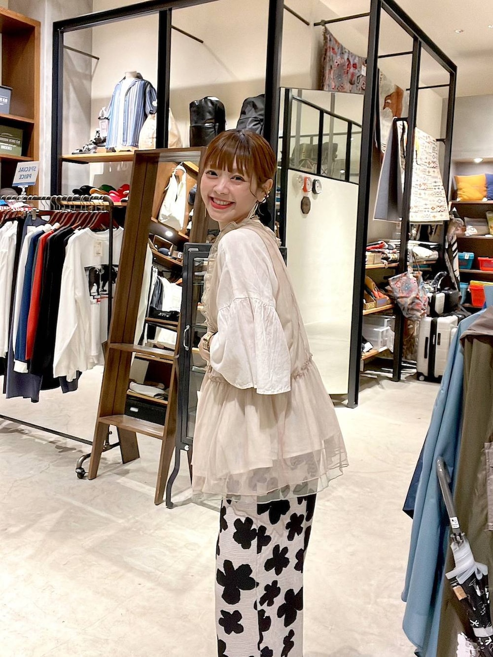 「着痩せ・細見え、体型カバー、ナチュラル、ママコーデ、春コーデ、夏コーデ、カジュアル、niko and ...、淡色コーデ、Over40スタッフ、大人カジュアル、ベスト、ブラウス、パンツ、ネックレス」｜「niko and...のCOMFORTリネンワイドブラウス（シャツ/ブラウス、ホワイト系）」を使った、みきてぃ24さん（レディース・158cm）の夏コーディネートの7枚目の写真