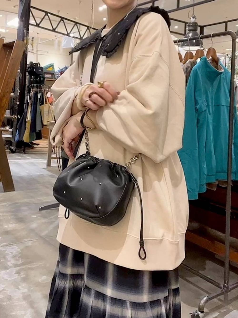 「着痩せ・細見え、体型カバー、ナチュラル、ママコーデ、秋コーデ、冬コーデ、カジュアル、niko and ...、淡色コーデ、Over40スタッフ、大人カジュアル、スウェット、スカート、ショルダーバッグ」｜「niko and...のオンブレーチェックティアードスカート（スカート、ホワイト系）」を使った、みきてぃ24さん（骨格ウェーブ・レディース・158cm）の秋コーディネートの4枚目の写真