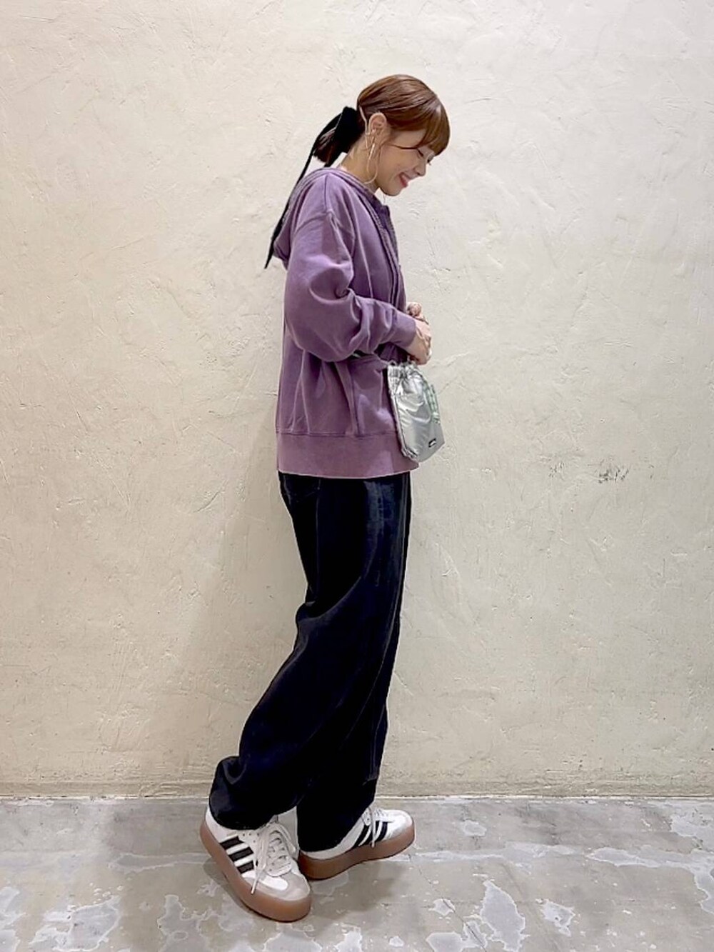 シルバー系のショルダーバッグ、ブラック系のその他パンツ、パープル系のパーカーを着用したレディースの秋コーディネートの4枚目の写真