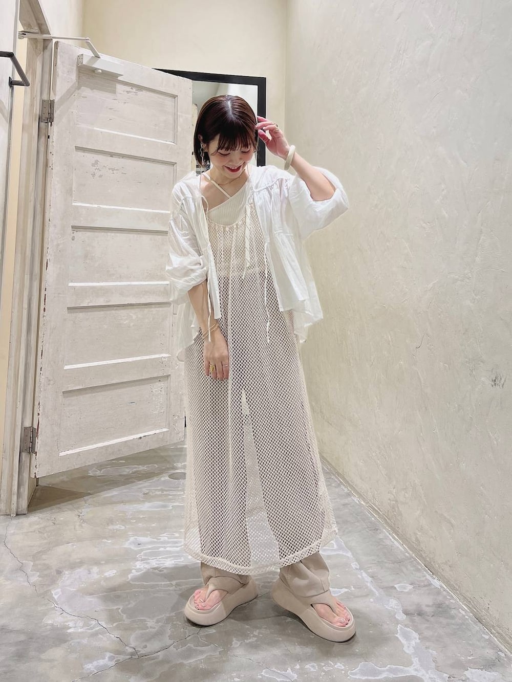 ベージュ系のサンダル、ブラウン系のその他パンツ、ベージュ系のキャミソールを着用したレディースの春コーディネートの2枚目の写真