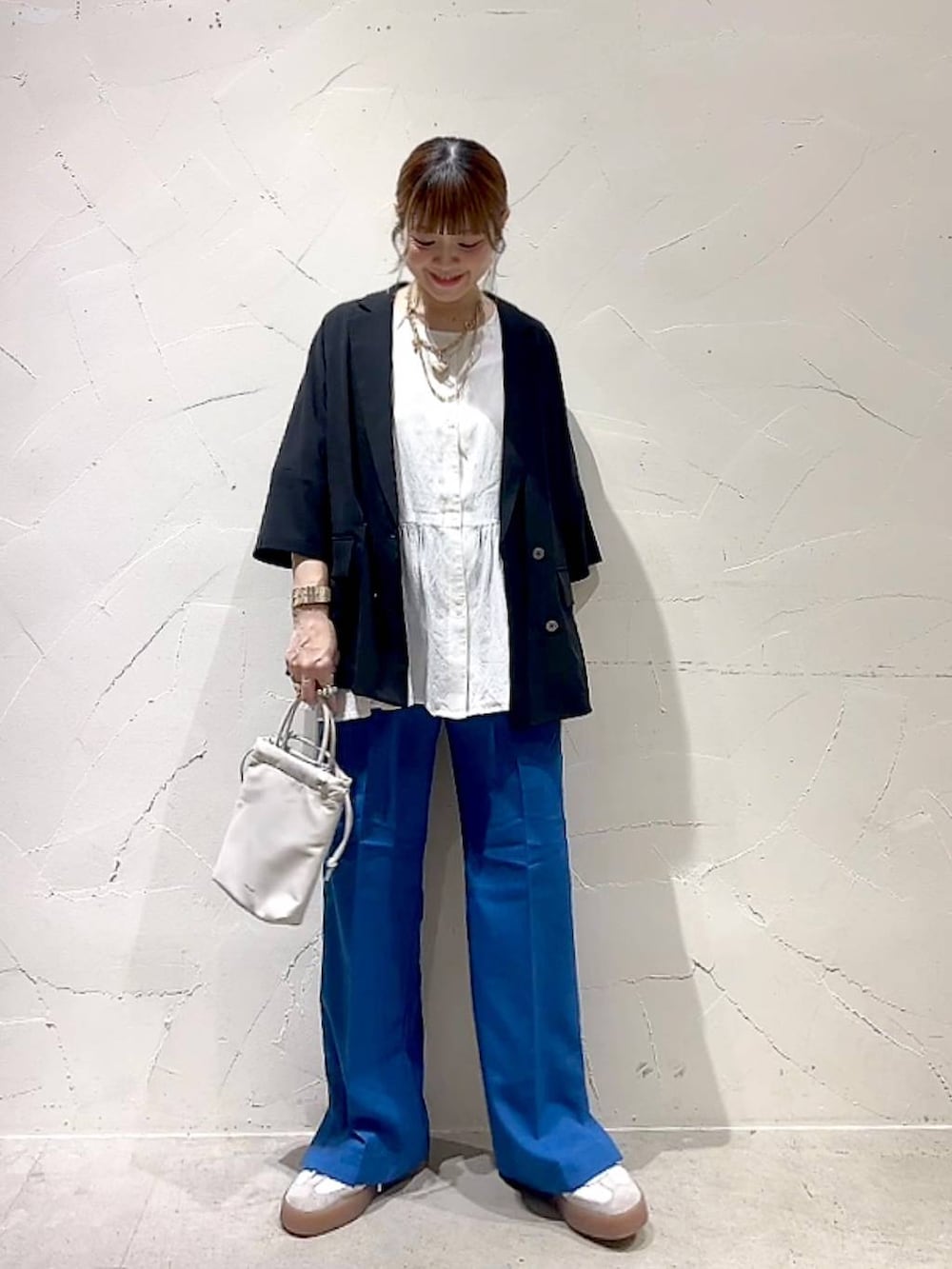 ホワイト系のシャツ/ブラウス、ブルー系のその他パンツ、ブラック系のテーラードジャケットを着用したレディースの春コーディネートの3枚目の写真