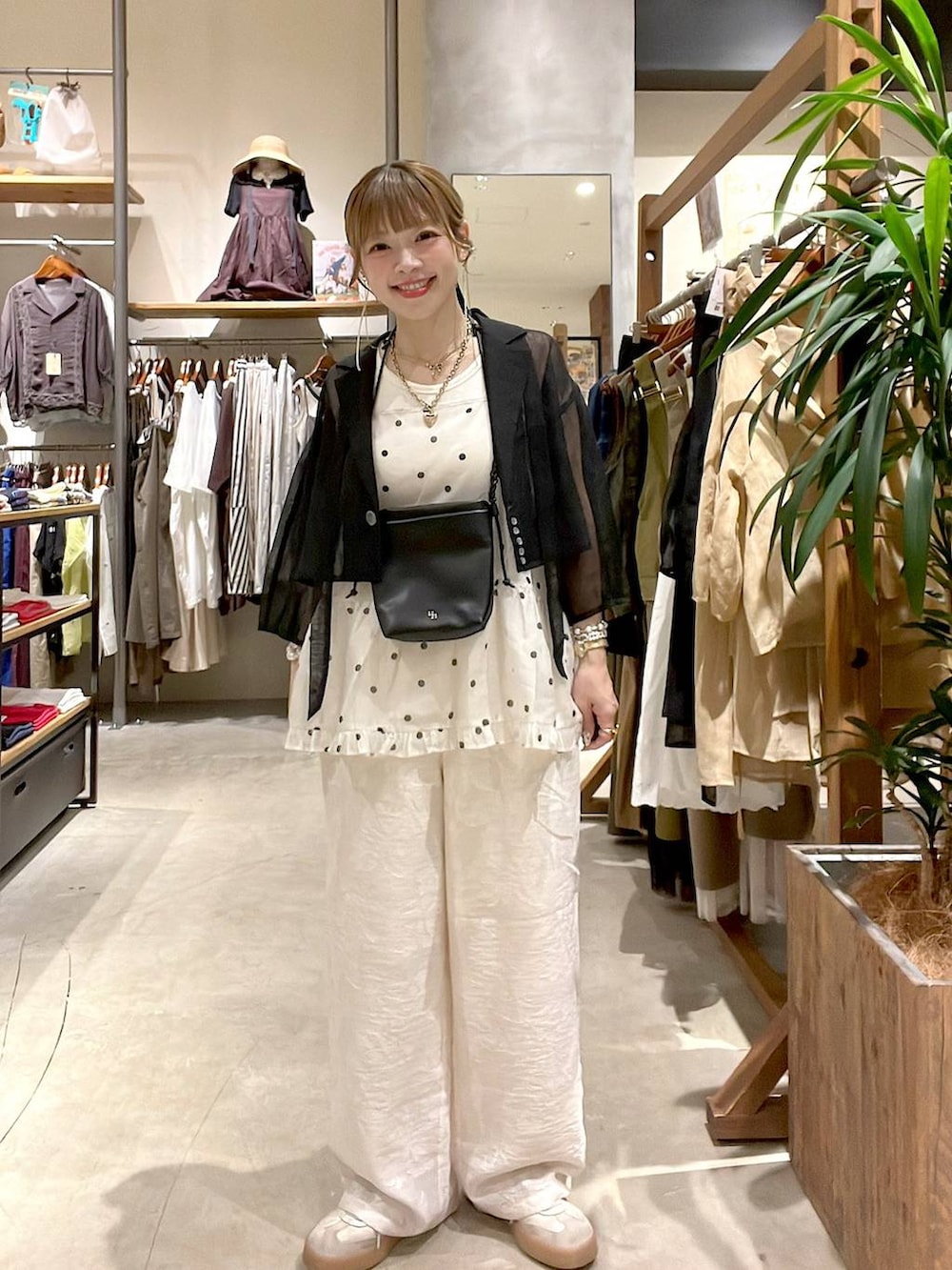 ホワイト系のタンクトップ、ベージュ系のその他パンツ、ブラック系のショルダーバッグを着用したレディースの夏コーディネートの6枚目の写真