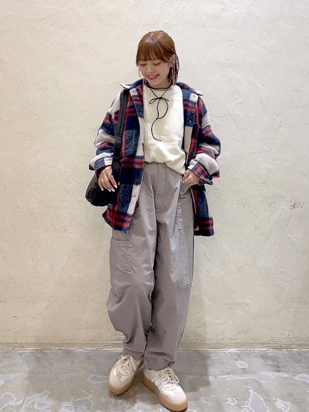 ベージュ系のニット/セーター、ベージュ系のブルゾン、グレー系のその他パンツを着用したレディースの冬コーディネートの9枚目の写真
