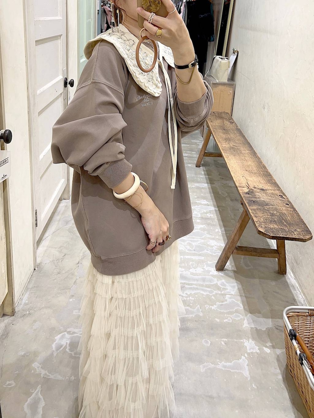 「着痩せ・細見え、体型カバー、ナチュラル、ママコーデ、秋コーデ、冬コーデ、カジュアル、niko and ...、淡色コーデ、Over40スタッフ、大人カジュアル、スウェット、スカート、モバイルグッズ_Me%」｜「niko and...の[MODE NORM CORE]フリルチュールシアーマキシスカート（スカート、ホワイト系）」を使った、みきてぃ24さん（骨格ウェーブ・レディース・158cm）の秋コーディネートの2枚目の写真