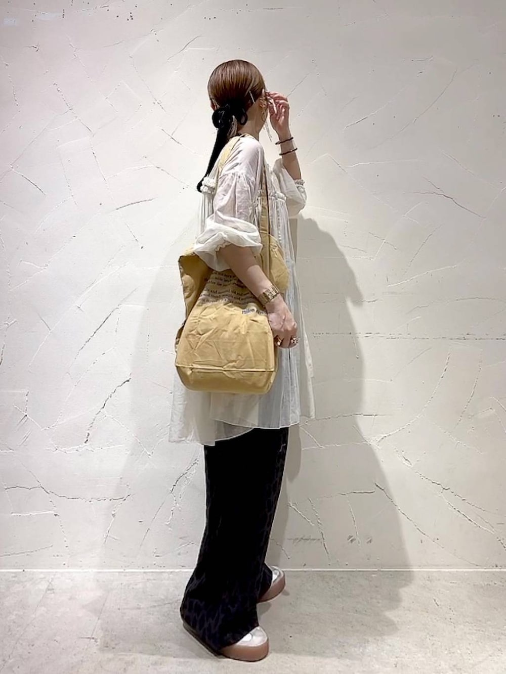 「着痩せ・細見え、体型カバー、大人カジュアル、ワンピース、ナチュラル、ママコーデ、春コーデ、夏コーデ、カジュアル、niko and ...、淡色コーデ、Over40スタッフ、パンツ、トートバッグ」｜「niko and...のオリジナルロゴ パッカブルトートバッグ（トートバッグ、イエロー系）」を使った、みきてぃ24さん（レディース・158cm）の春コーディネートの4枚目の写真