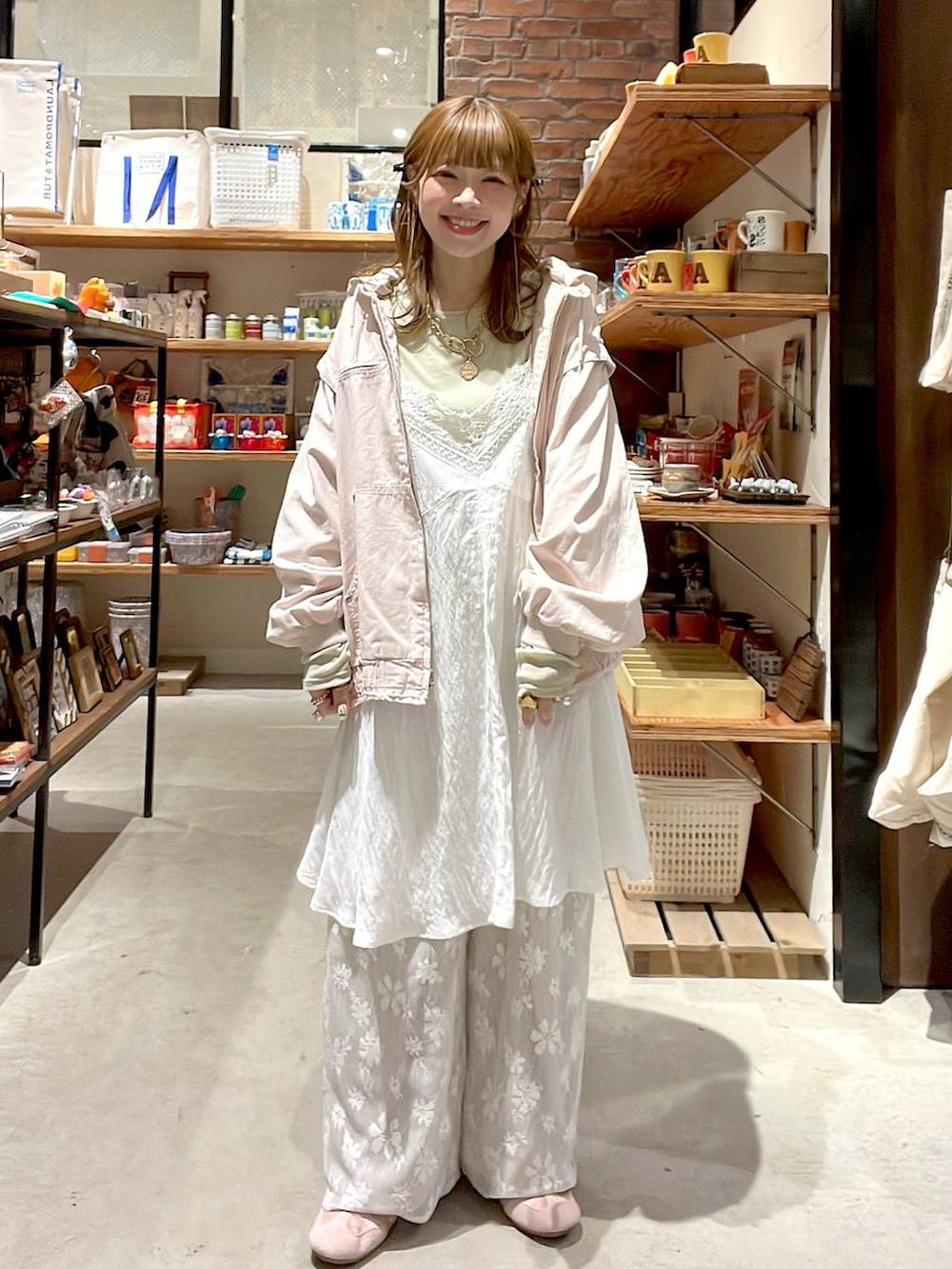 ピンク系のブルゾン、ベージュ系のその他パンツ、ベージュ系のワンピースを着用したレディースの冬コーディネートの9枚目の写真