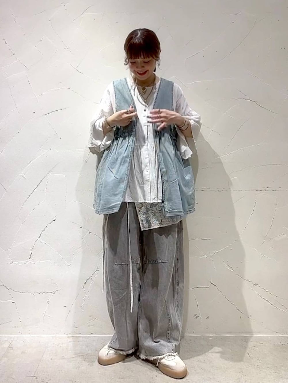 グレー系のその他パンツ、ブルー系のベスト、ホワイト系のシャツ/ブラウスを着用したレディースの夏コーディネートの9枚目の写真