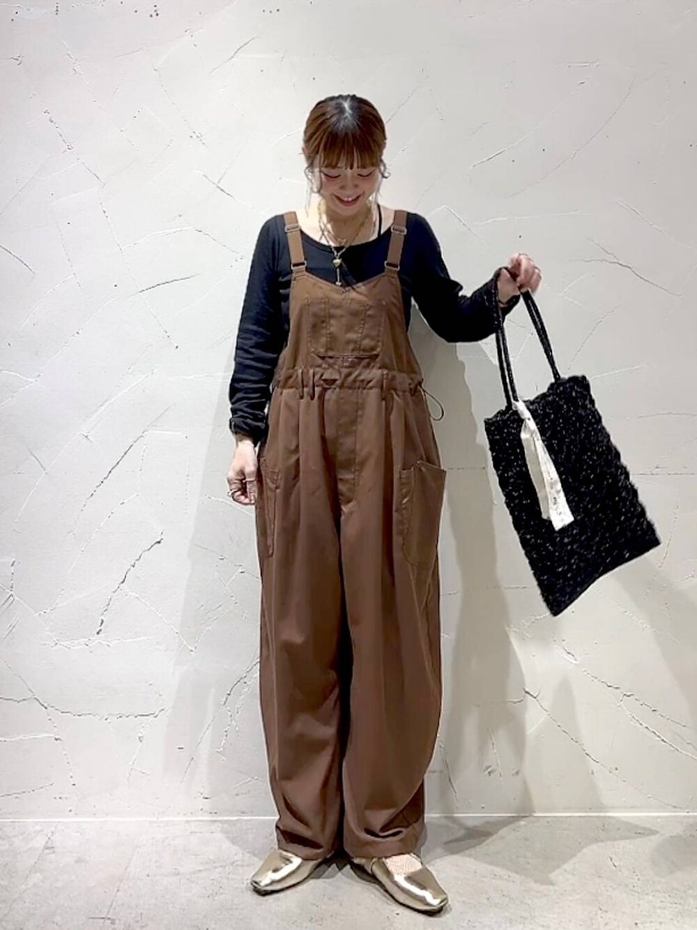 ブラック系のTシャツ/カットソー、ブラック系のトートバッグ、ブラック系のキャミソールを着用したレディースの春コーディネートの8枚目の写真
