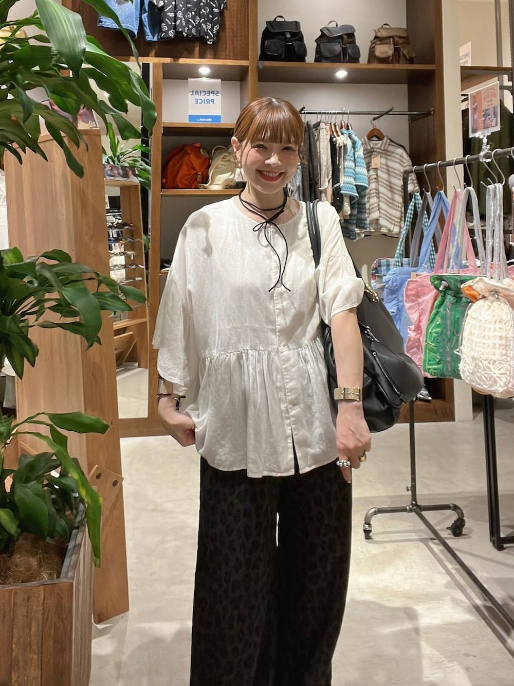 「着痩せ・細見え、体型カバー、ナチュラル、ママコーデ、春コーデ、夏コーデ、カジュアル、niko and ...、淡色コーデ、Over40スタッフ、大人カジュアル、ブラウス、パンツ、ボストンバッグ、JEANASIS」｜「Me%のハート2SETカラビナ　106345（その他雑貨、ベージュ系）」を使った、みきてぃ24さん（レディース・158cm）の春コーディネートの4枚目の写真