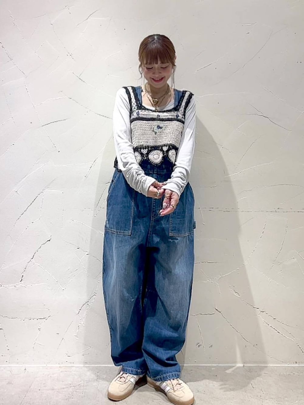 「ロンT、ネックレス、レイヤードスタイル、着痩せ・細見え、体型カバー、ナチュラル、ママコーデ、春コーデ、夏コーデ、カジュアル、niko and ...、淡色コーデ、Over40スタッフ、大人カジュアル、サロペット」｜「niko and...の【NKJ 2025SS】PAINTER OVERALLS（サロペット/オーバーオール、ブルー系）」を使った、みきてぃ24さん（レディース・158cm）の春コーディネートの4枚目の写真