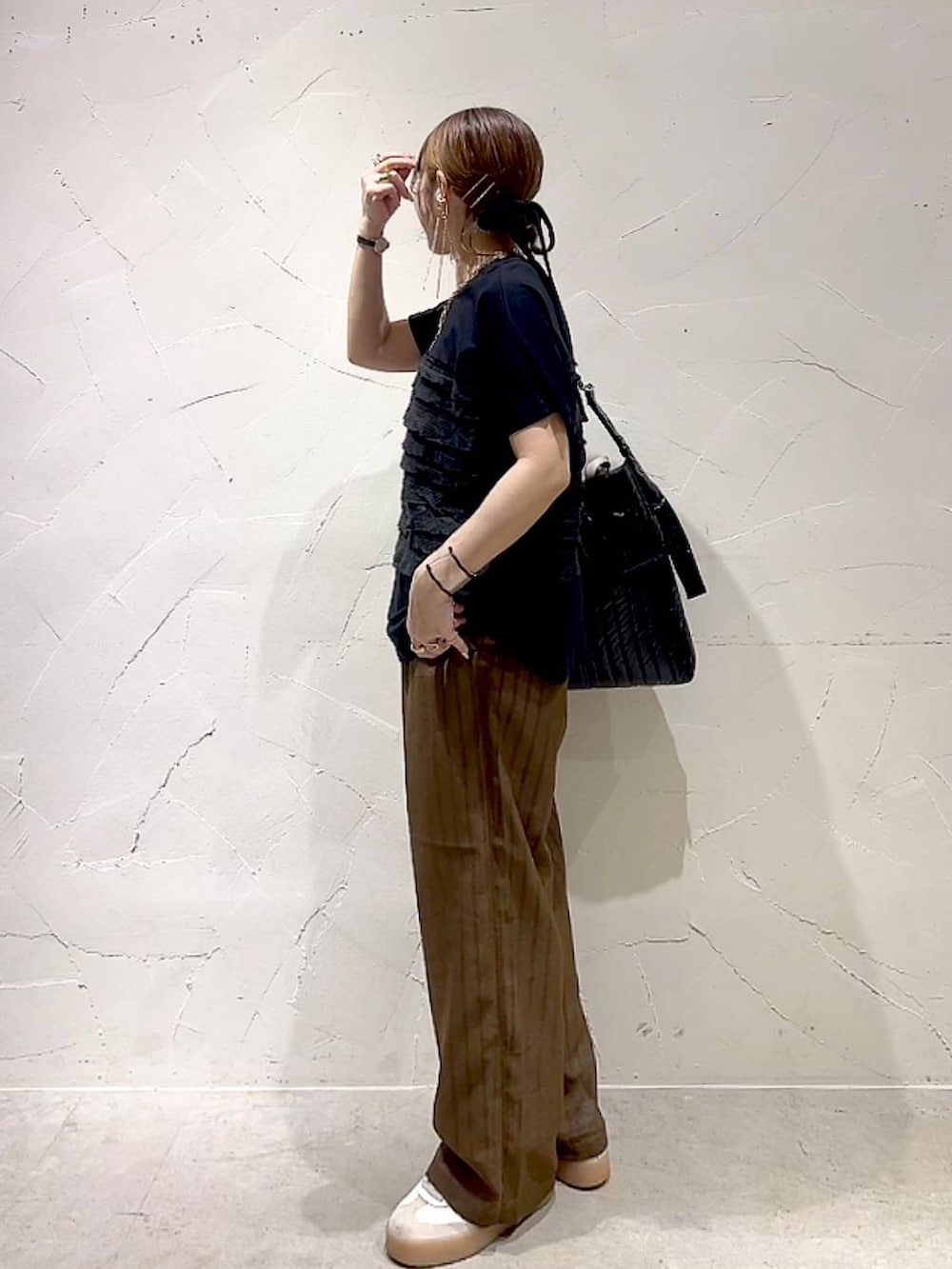 ブラック系のTシャツ/カットソー、ブラウン系のその他パンツ、ブラック系のトートバッグを着用したレディースの夏コーディネートの6枚目の写真