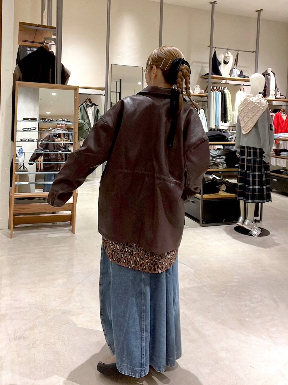 ブルー系のスカート、その他のその他シューズ、ブラウン系のミリタリージャケットを着用したレディースの冬コーディネートの6枚目の写真