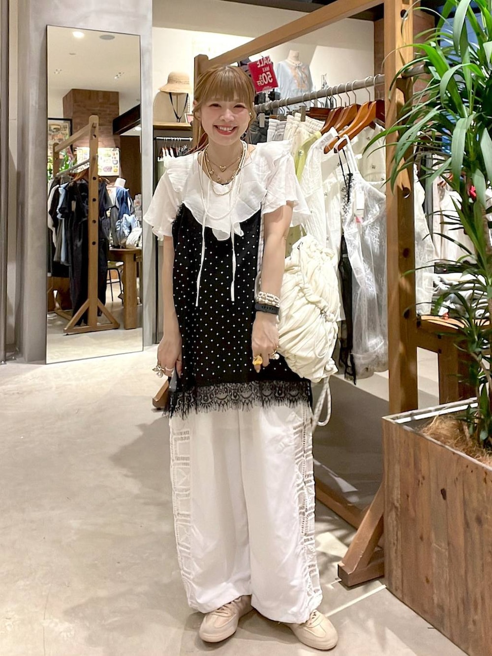 ホワイト系のその他パンツ、ベージュ系のバックパック/リュック、ホワイト系のシャツ/ブラウスを着用したレディースの夏コーディネートの2枚目の写真