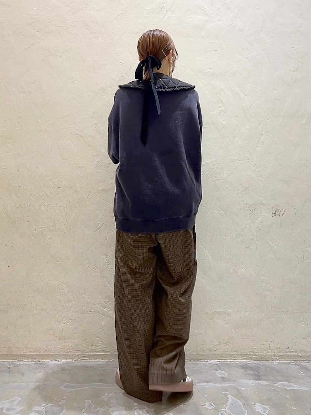 ブラウン系のその他パンツ、ブルー系のスウェット、ブラック系の付け襟を着用したレディースの冬コーディネートの5枚目の写真