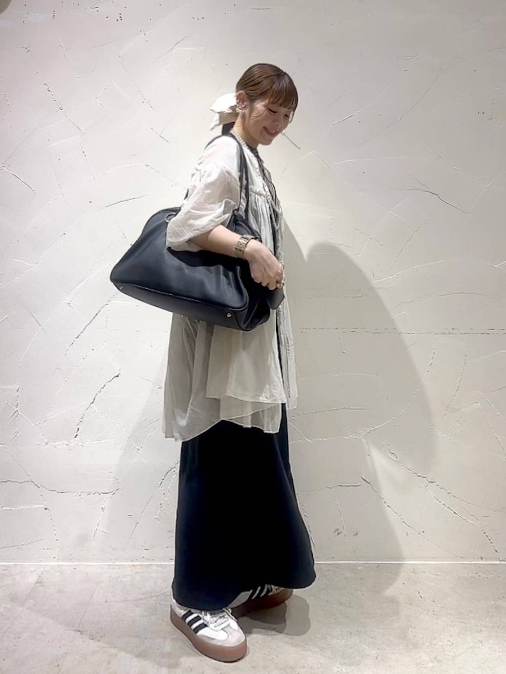 「ピアス、ネックレス、着痩せ・細見え、体型カバー、ナチュラル、ママコーデ、春コーデ、夏コーデ、カジュアル、niko and ...、淡色コーデ、Over40スタッフ、大人カジュアル、ワンピース、レイヤードスタイル」｜「Me%のハート2SETカラビナ　106345（その他雑貨、ベージュ系）」を使った、みきてぃ24さん（レディース・158cm）の春コーディネートの4枚目の写真