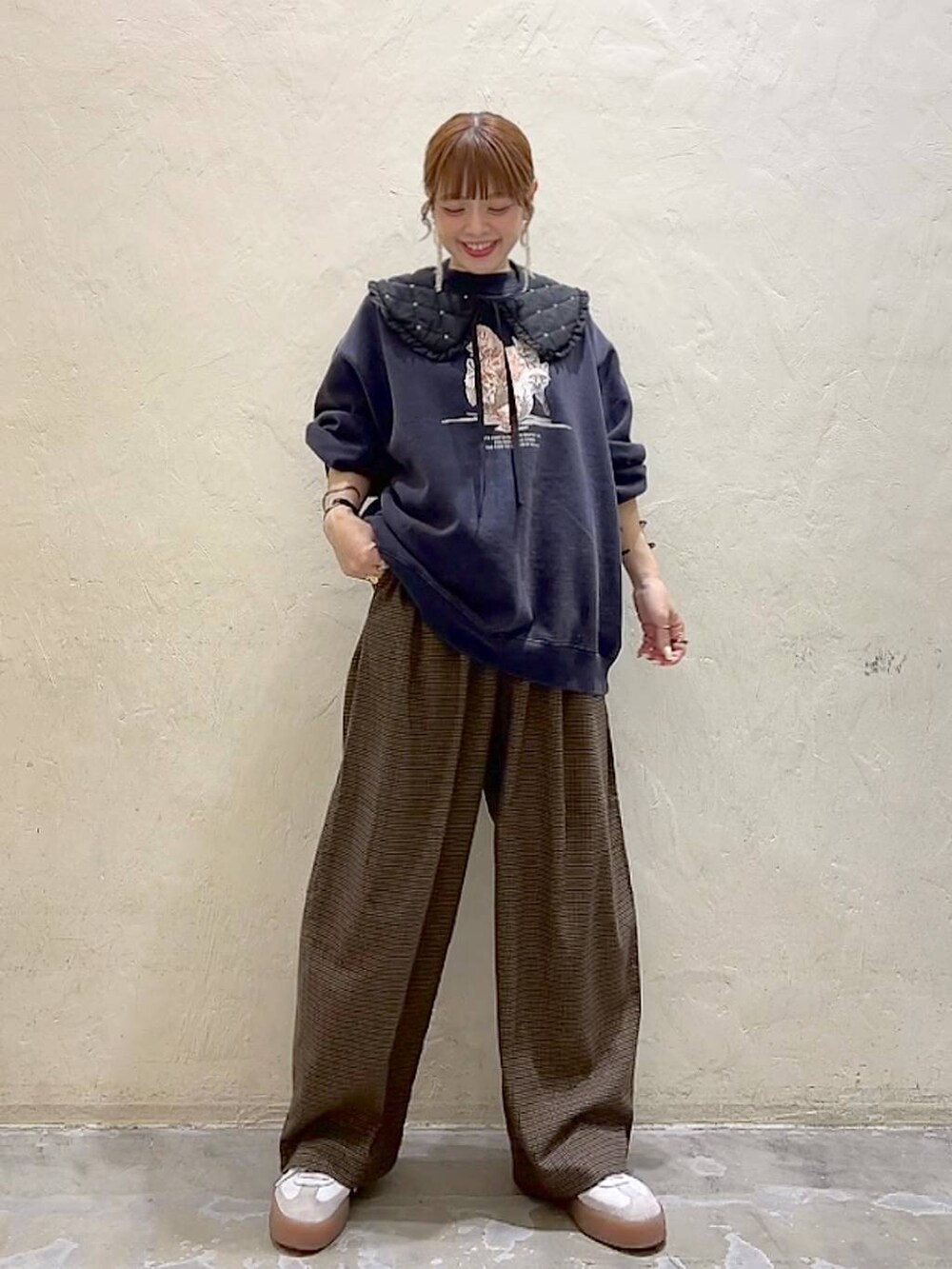 ブラウン系のその他パンツ、ブルー系のスウェット、ブラック系の付け襟を着用したレディースの冬コーディネートの3枚目の写真