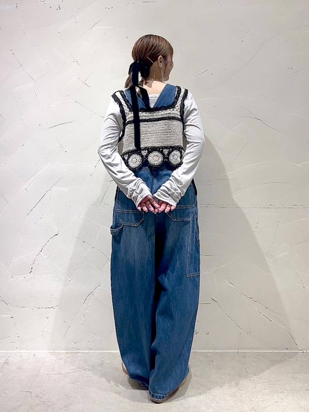 「ロンT、ネックレス、レイヤードスタイル、着痩せ・細見え、体型カバー、ナチュラル、ママコーデ、春コーデ、夏コーデ、カジュアル、niko and ...、淡色コーデ、Over40スタッフ、大人カジュアル、サロペット」｜「niko and...の【NKJ 2025SS】PAINTER OVERALLS（サロペット/オーバーオール、ブルー系）」を使った、みきてぃ24さん（レディース・158cm）の春コーディネートの6枚目の写真