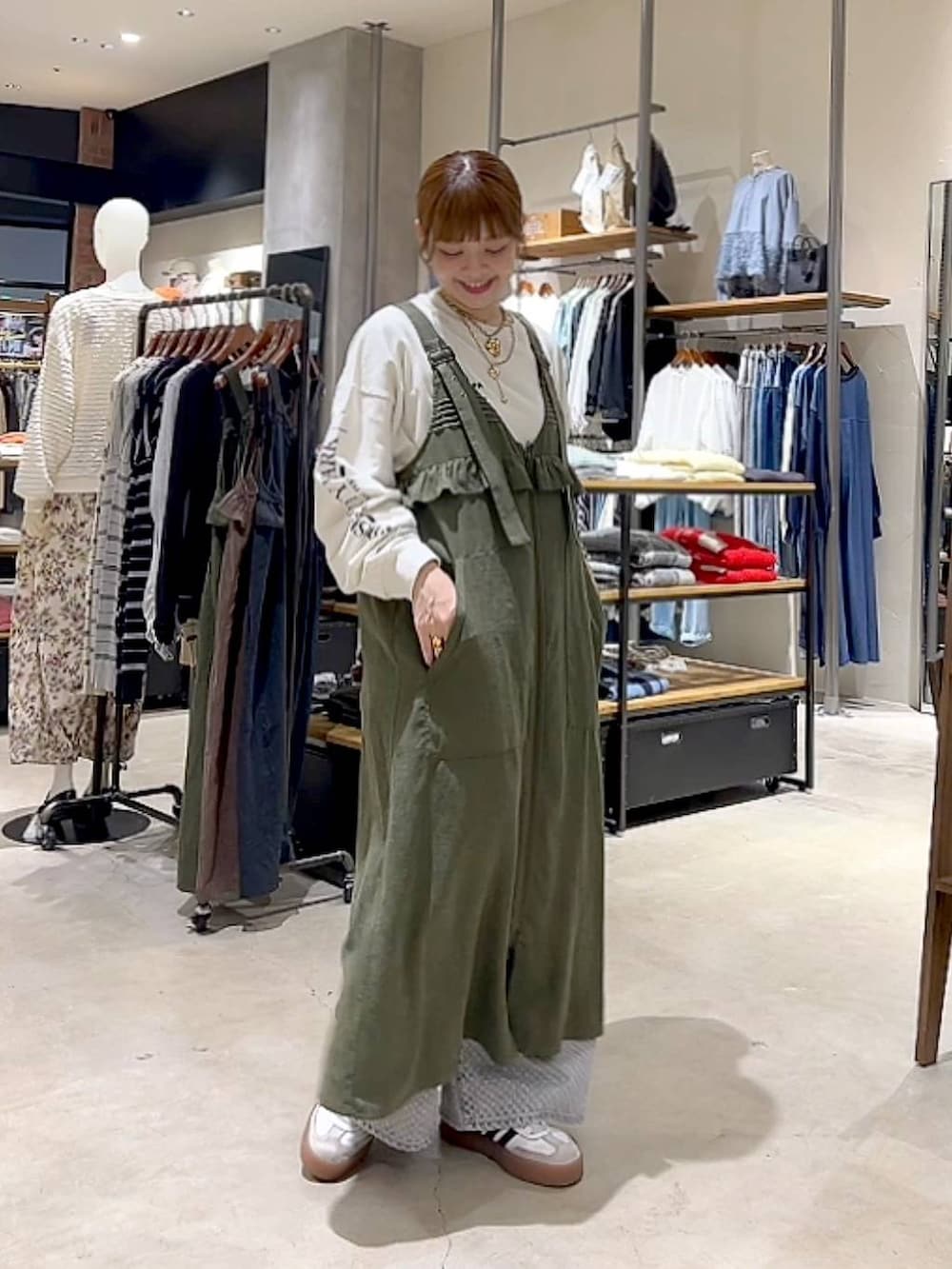 「着痩せ・細見え、体型カバー、ナチュラル、ママコーデ、春コーデ、カジュアル、niko and ...、淡色コーデ、Over40スタッフ、大人カジュアル、ワンピース、ロンT、パンツ、デニムパンツ、NKJコーデ_niko and ...」｜「niko and...の2WAYフリルジャンパースカート（ジャンパースカート、グリーン系）」を使った、みきてぃ24さん（レディース・158cm）の春コーディネートの3枚目の写真