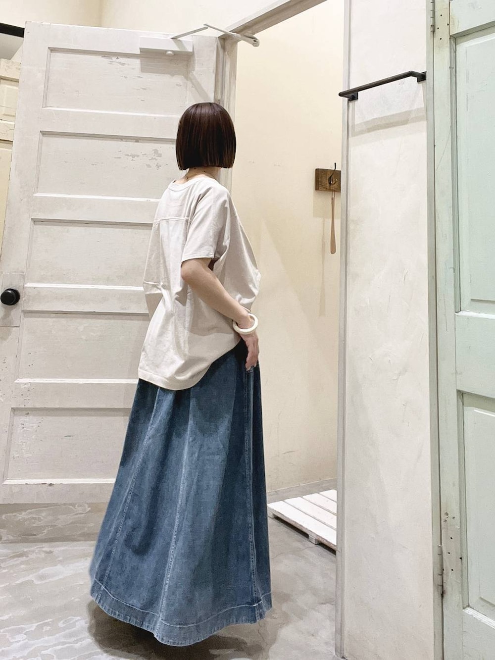 「Tシャツ、着痩せ・細見え、体型カバー、ナチュラル、ママコーデ、夏コーデ、カジュアル、niko and ...、淡色コーデ、Over40スタッフ、大人カジュアル、スカート、ロングスカート、パンプス、リラックス」｜「niko and...のステンレストップハートネックレス（ネックレス、イエロー系）」を使った、みきてぃ24さん（骨格ウェーブ・レディース・158cm）の夏コーディネートの3枚目の写真