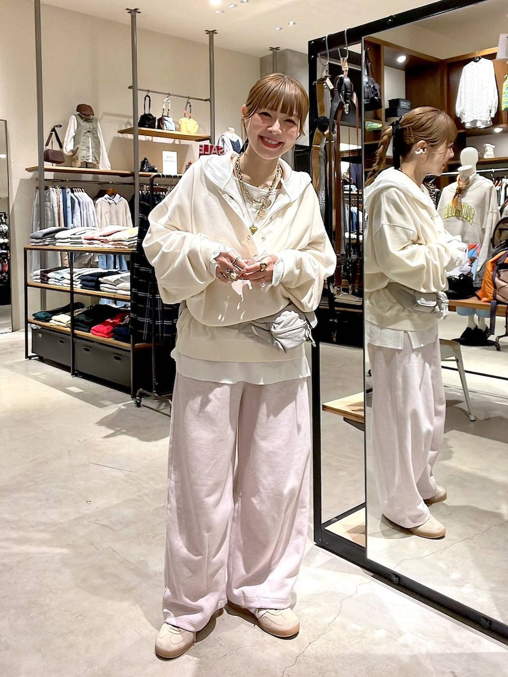 ホワイト系のパーカー、ピンク系のスウェットパンツ、ホワイト系のTシャツ/カットソーを着用したレディースの冬コーディネートの5枚目の写真