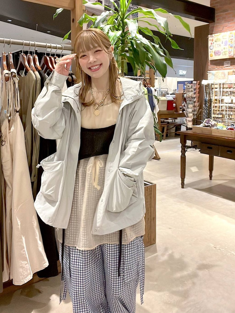 ブルー系のカーゴパンツ、グレー系のナイロンジャケットを着用したレディースの春コーディネートの2枚目の写真