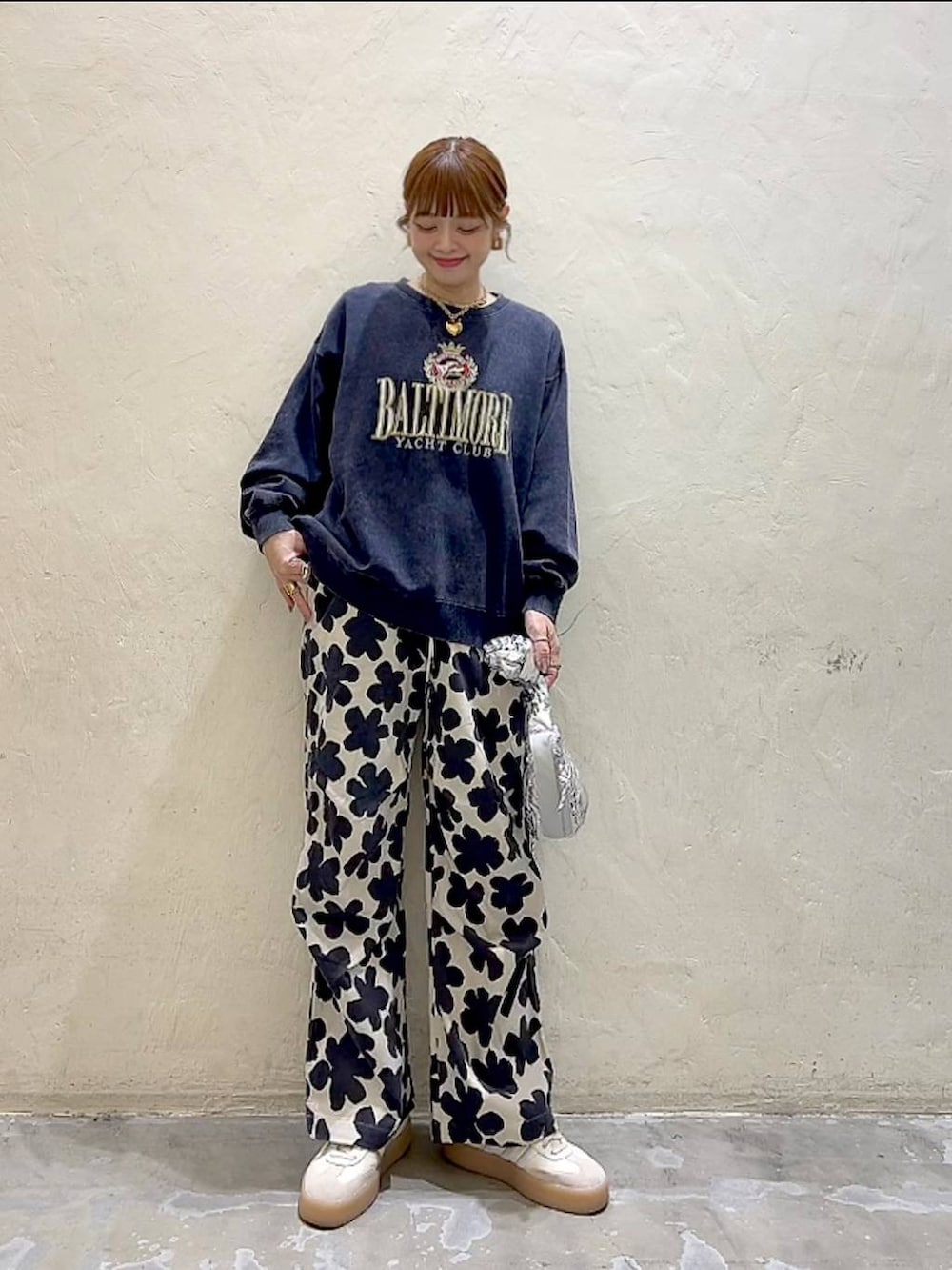 シルバー系のショルダーバッグ、ホワイト系のその他パンツ、ブルー系のスウェットを着用したレディースの冬コーディネートの9枚目の写真