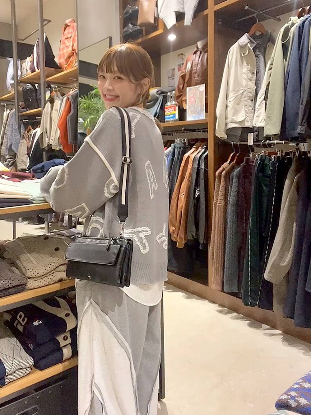 ブラック系のショルダーバッグ、その他のシャツ/ブラウス、その他のインテリア雑貨を着用したレディースの秋コーディネートの9枚目の写真