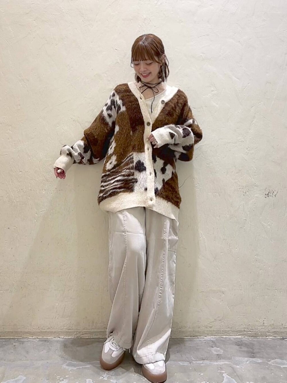 ベージュ系のその他パンツ、ブラウン系のカーディガン/ボレロ、ブラック系のチョーカーを着用したレディースの冬コーディネートの7枚目の写真