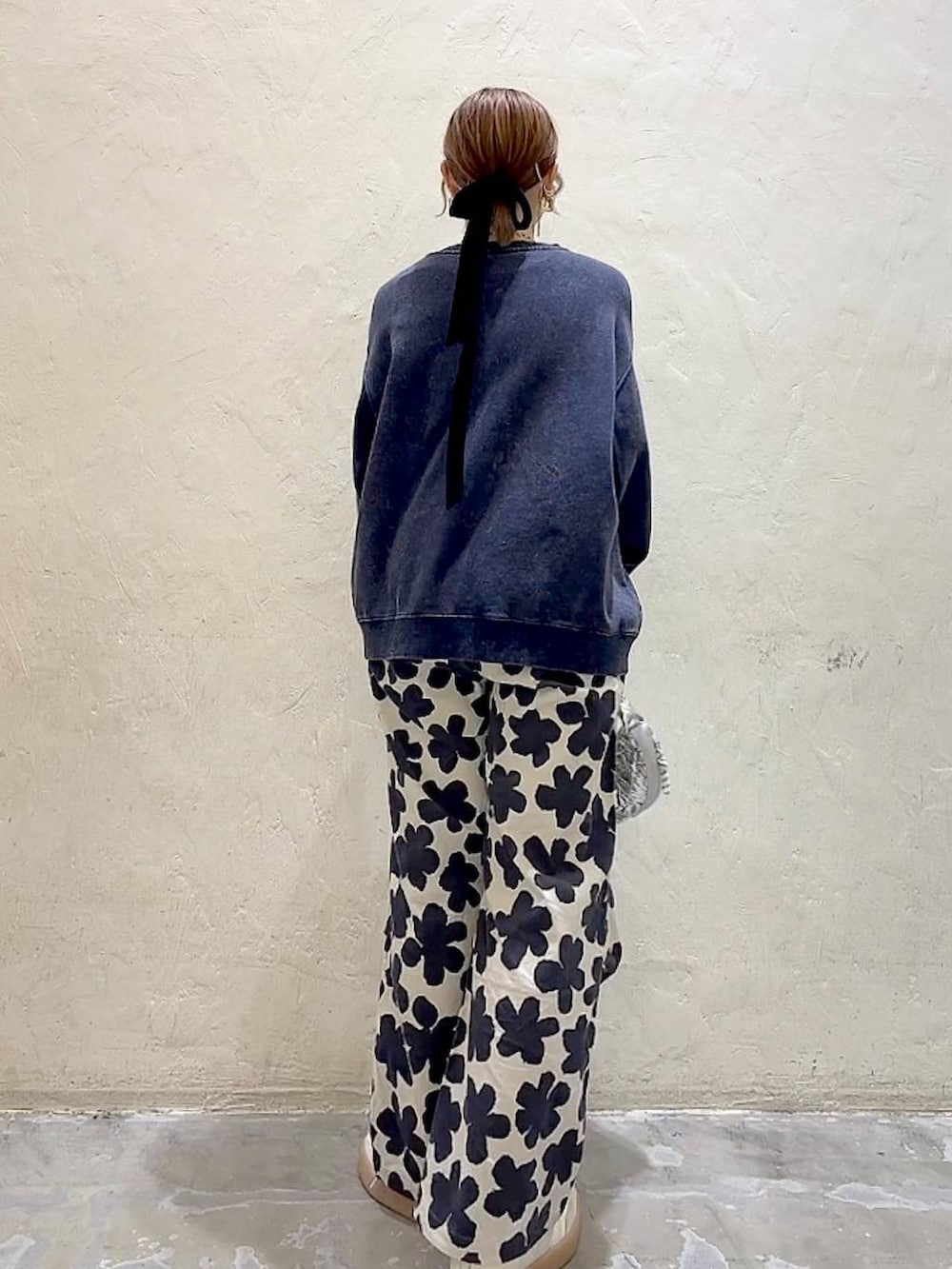 シルバー系のショルダーバッグ、ホワイト系のその他パンツ、ブルー系のスウェットを着用したレディースの冬コーディネートの5枚目の写真