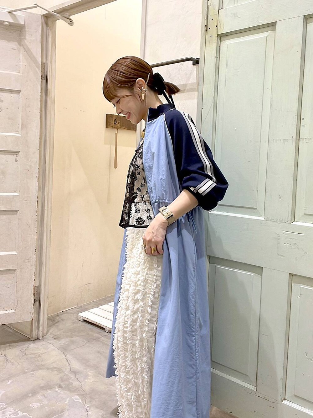 ブルー系のワンピース、ブラック系のパンプス、ブラック系のキャミソールを着用したレディースの冬コーディネートの8枚目の写真