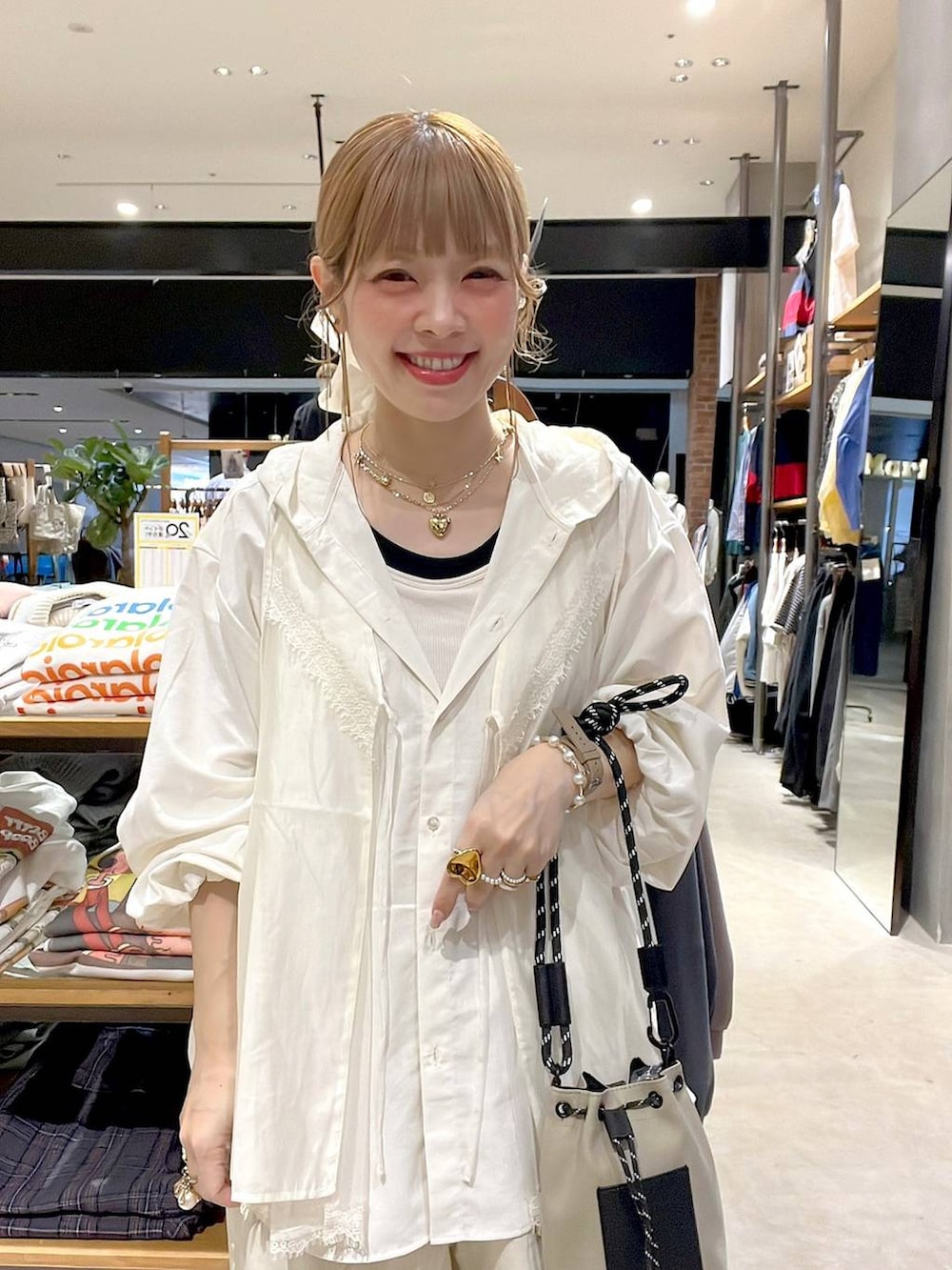 グレー系のショルダーバッグ、ホワイト系のシャツ/ブラウス、ホワイト系のベストを着用したレディースの春コーディネートの7枚目の写真