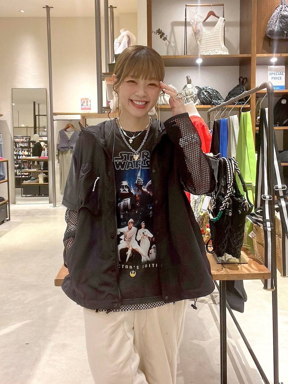 ベージュ系のデニムパンツ、ブラック系のベスト、ブラック系のTシャツ/カットソーを着用したレディースの春コーディネートの8枚目の写真