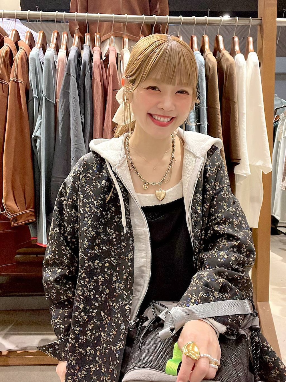 ブラック系のシャツ/ブラウス、ブラック系のバレエシューズ、ゴールド系のリングを着用したレディースの春コーディネートの7枚目の写真