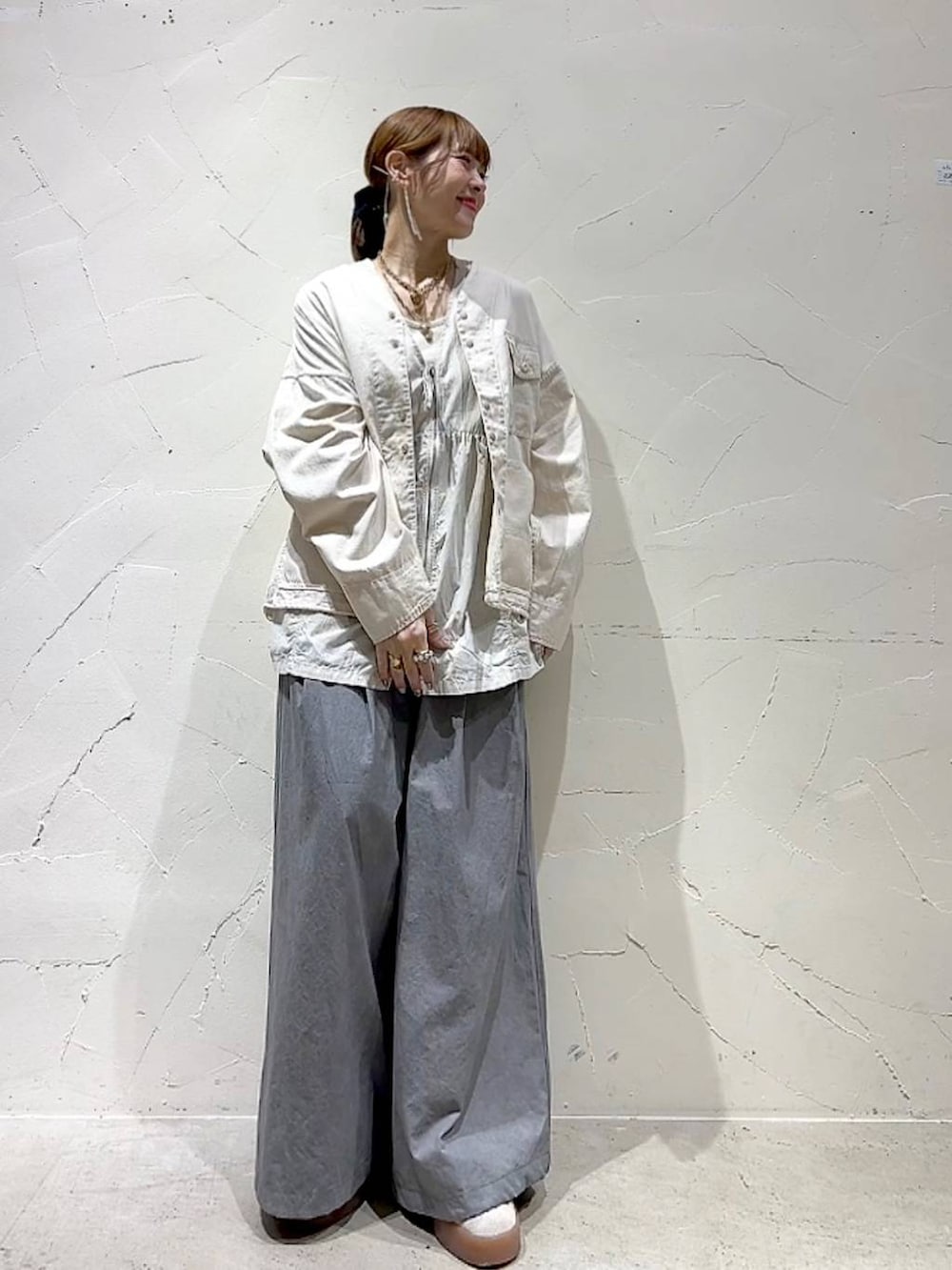 「着痩せ・細見え、体型カバー、ナチュラル、ママコーデ、春コーデ、カジュアル、niko and ...、淡色コーデ、Over40スタッフ、大人カジュアル、ジャケット、ブルゾン、ベスト、パンツ、ワイドパンツ」｜「niko and...のオックスカバーオール（カバーオール、ベージュ系）」を使った、みきてぃ24さん（レディース・158cm）の春コーディネートの8枚目の写真