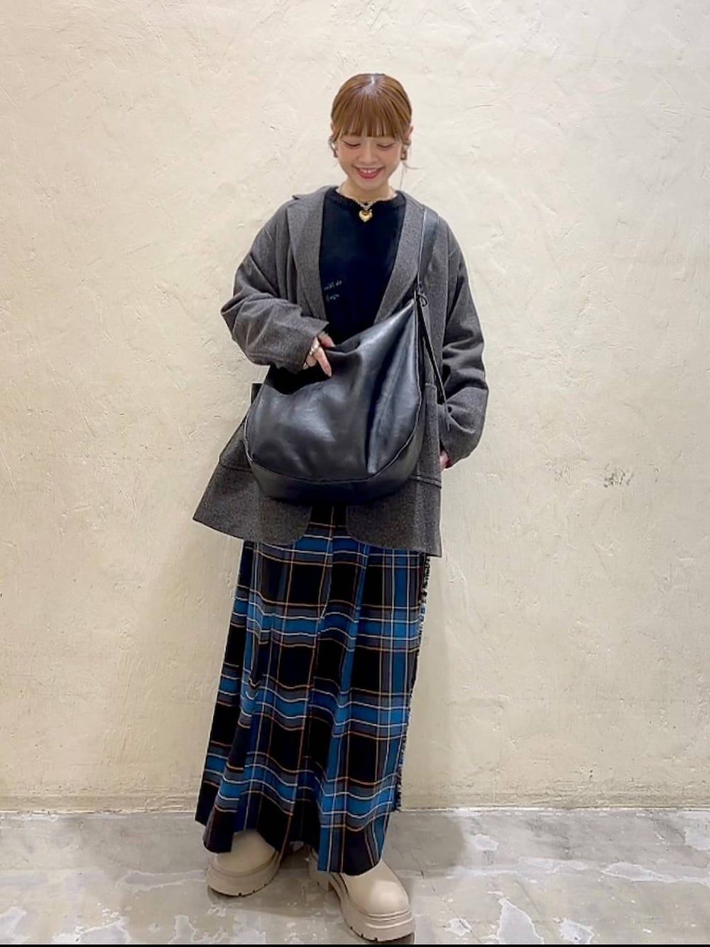 ホワイト系のTシャツ/カットソー、グレー系のテーラードジャケット、ブラック系のショルダーバッグを着用したレディースの冬コーディネートの9枚目の写真