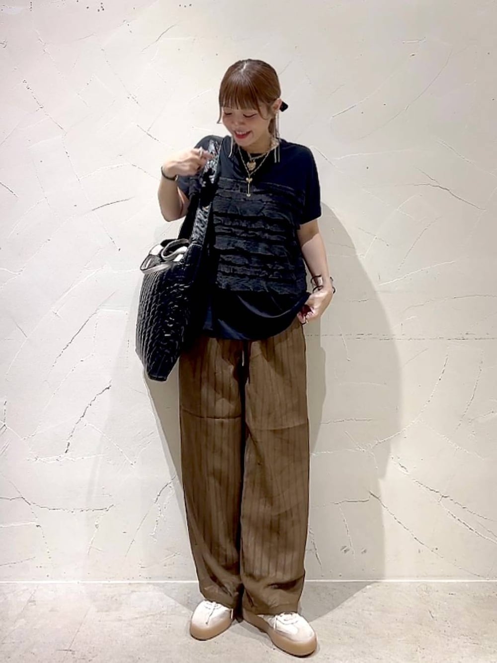 ブラック系のTシャツ/カットソー、ブラウン系のその他パンツ、ブラック系のトートバッグを着用したレディースの夏コーディネートの3枚目の写真