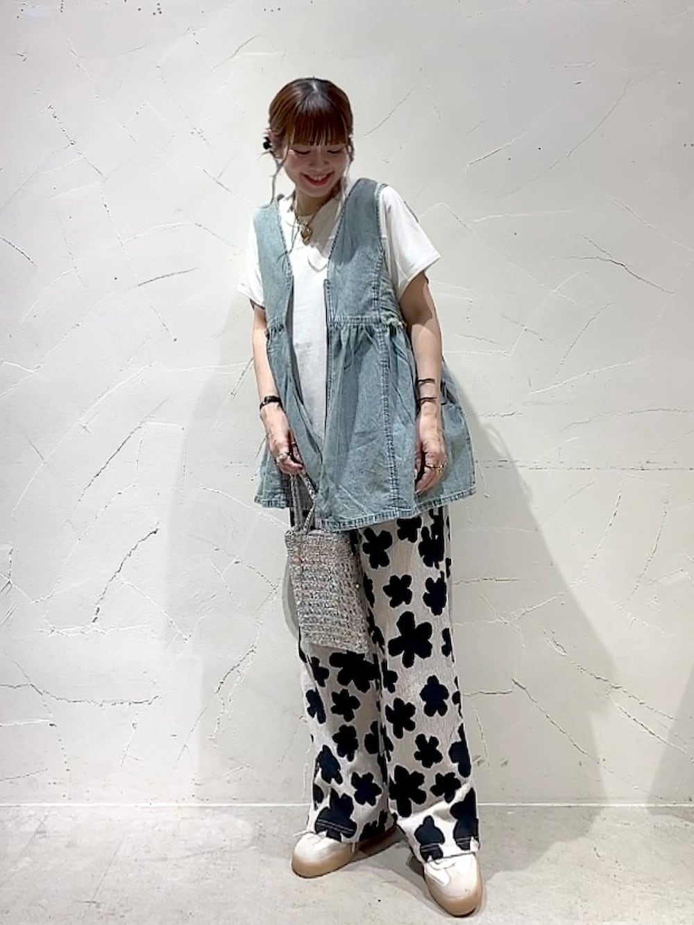 「着痩せ・細見え、体型カバー、ナチュラル、ママコーデ、春コーデ、夏コーデ、カジュアル、niko and ...、淡色コーデ、Over40スタッフ、大人カジュアル、ベスト、Tシャツ、パンツ、ショルダーバッグ」｜「niko and...の2WAYガーリーベスト（ベスト、ブルー系）」を使った、みきてぃ24さん（レディース・158cm）の夏コーディネートの3枚目の写真