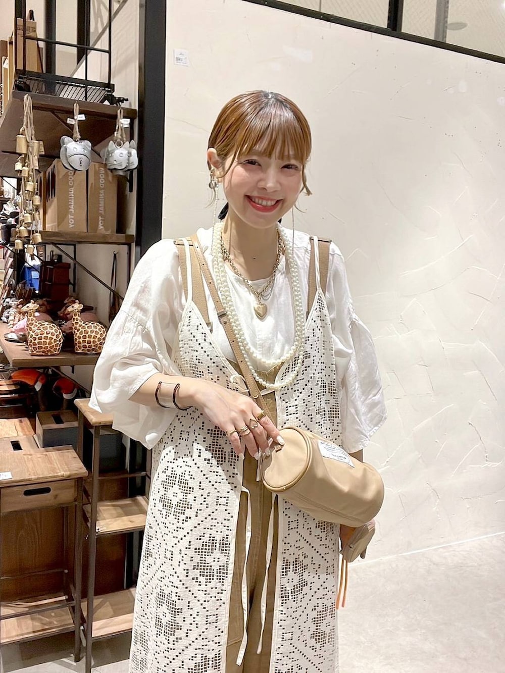 「着痩せ・細見え、体型カバー、ナチュラル、ママコーデ、春コーデ、夏コーデ、カジュアル、niko and ...、淡色コーデ、Over40スタッフ、大人カジュアル、キャリーバッグ、ショルダーバッグ、ブラウス、サロペット」｜「niko and...のオリジナルニコロゴキャリーケースS/容量30-35L（トラベルグッズ、ホワイト系）」を使った、みきてぃ24さん（レディース・158cm）の夏コーディネートの2枚目の写真