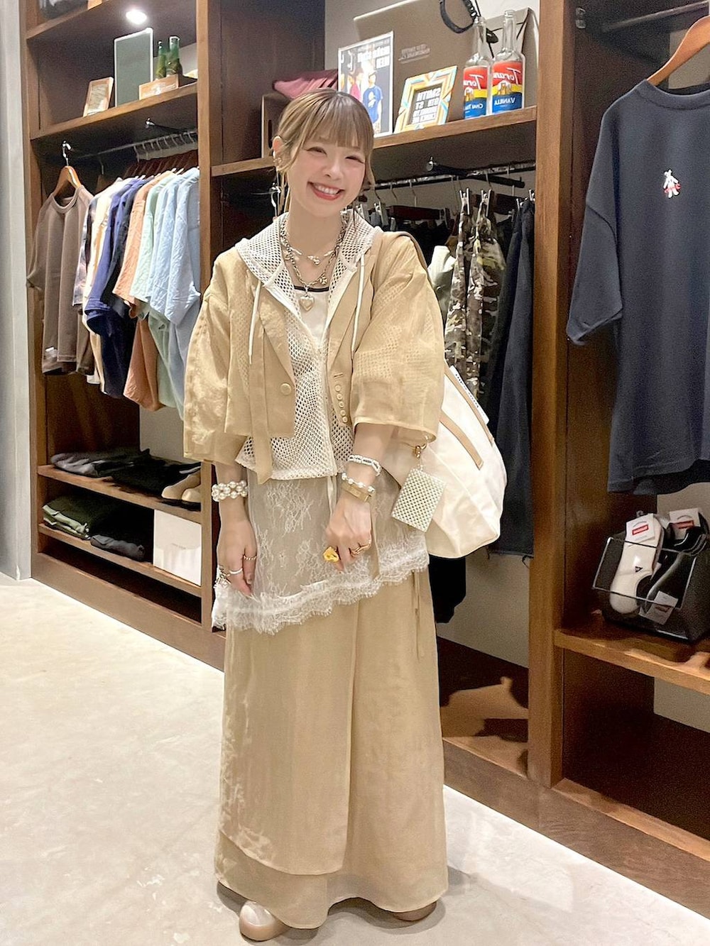 その他のトートバッグ、ベージュ系のキャミソール、ホワイト系のパーカーを着用したレディースの夏コーディネートの7枚目の写真